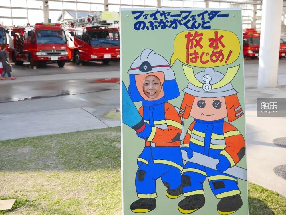 《战国无双5》的防火警告海报张贴在各地的消防设施