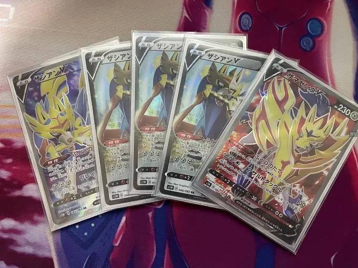 《Pokémon TCG Online》优点在于牌面文字一目了然，适合新人